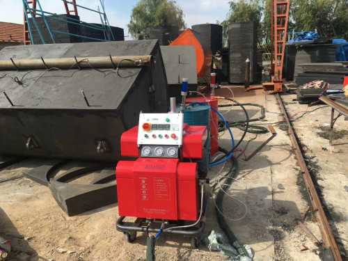 噴涂聚脲的機器貴嗎(圖1) 紅色H5600噴涂聚脲的機器